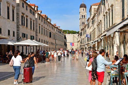 Les biceps vont chauffer : Dubrovnik veut en finir avec les valises à roulettes dès cet été