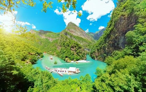  Surnommée la “Thaïlande albanaise”, ce lieu est réputé pour son canyon et ses eaux turquoise ! 
