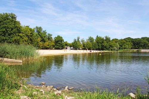 Situé à 3h de Paris, le plus grand lac artificiel de France regorge d'activités rafraîchissantes à faire en famille !