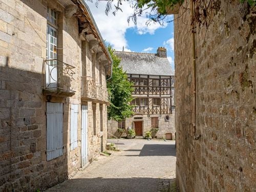 A 1h de Rennes, ce superbe village médiéval est un petit havre de paix à découvrir dès les beaux jours !
