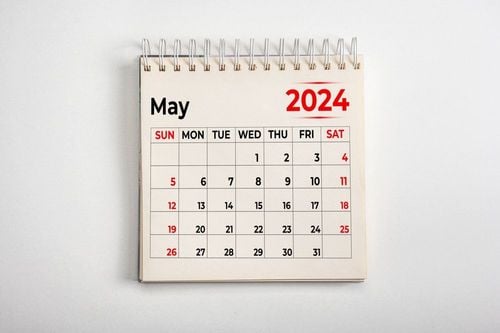 Pourquoi le 8 et le 9 mai sont fériés ? Quels jours poser pour profiter des longs week-ends ?
