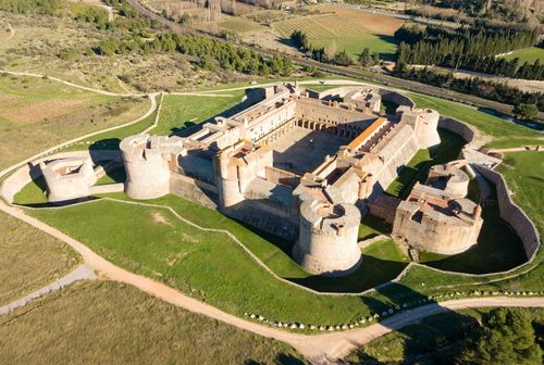 A moins de 30 minutes de Perpignan, découvrez ce village catalan et son incroyable forteresse !