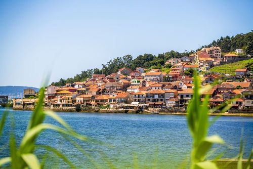 Maisons de pêcheurs, ruelles pavées et greniers sur pilotis : ce village côtier à l’abri des foules est l’un des plus beaux secrets d’Espagne