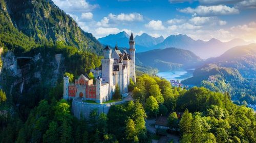 Situé dans un pays frontalier à la France, ce château féerique aurait inspiré celui de la Belle au bois dormant ! L'avez-vous déjà visité ? 