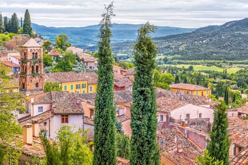 Ce village perché est le tout premier à avoir décroché le label “Les Plus Beaux Villages de France” : idéal pour une escapade au printemps !
