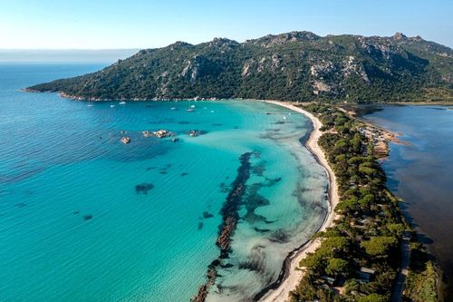 Plages familiales, sauvages ou secrètes... 8 coins de France où le paysage sublime la baignade !