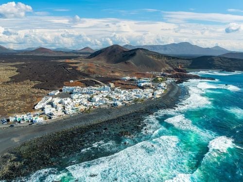 Paysages lunaires, randos sur champs de lave et musées sous-marins : cette île à seulement 4h de la France va vous étonner !