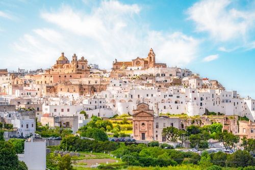 La Grèce n'a pas le monopole des villages blancs : surnommée la "Cité Blanche", cette perle italienne brille sous le soleil des Pouilles