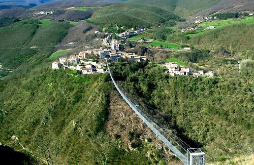 Une demi-heure de marche à 175 mètres au-dessus du vide : cet impressionnant pont suspendu vient d’ouvrir en Italie, oserez-vous le traverser ?