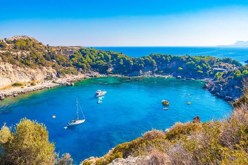 Entre criques secrètes, sable doré et eaux turquoise, cette île grecque est un petit paradis balnéaire !