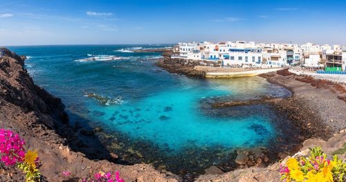 Entre plages aux eaux turquoise et activités nautiques, cette île espagnole située au large du Maroc est LA destination du printemps ! Voici 3 visites à ne pas manquer