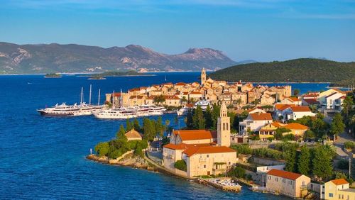 A 2h de Paris, cette île peu fréquentée est surnommée “la petite Dubrovnik” (elle allie charme, des plages superbes et une vieille ville splendide)
