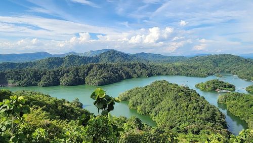 Pourtant méconnue, cette île asiatique paradisiaque aux nombreux trésors est la 4e plus grande au monde !