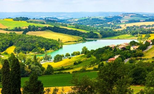 À moins d’1h de Toulouse, ce lac immense entouré de sentiers et d’activités sportives est parfait pour une escapade en pleine nature !