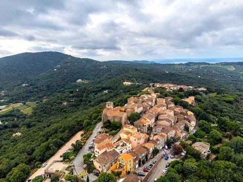 Ces 4 villages perchés situés dans le Var sont à visiter pour une escapade authentique et loin de la foule !