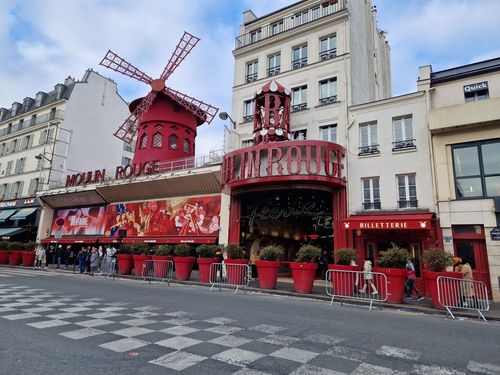 Bonne nouvelle, les ailes du Moulin Rouge vont de nouveau tourner ! Une immense fête de rue prévue à Paris