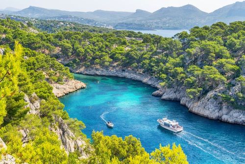 À environ 30 minutes de Marseille, ces calanques sont parfaites pour se rafraîchir cet été !