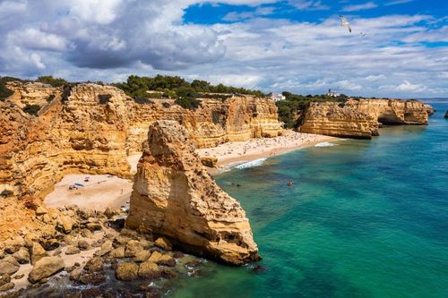 On a repéré ce bon plan : partez au Portugal pour 8 jours et 7 nuits en tente insolite au bord de la lagune à partir de 126 € !