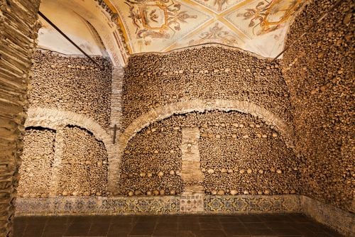Le ossa di 5.000 monaci per costruire la cappella di Évora