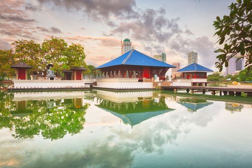 Visita di Gangaramaya, un tempio buddista situato su un lago