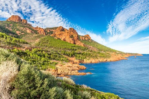 Plages, collines, villages colorés... Ce département regorge de paysages variés, idéal pour une escapade ressourçante !