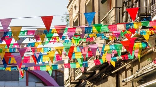 Bataille de tomates, feux de joie et tours humaines, découvrez les fêtes traditionnelles les plus insolites d'Espagne.