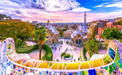Where to stay to visit the best spots in Barcelona on foot?