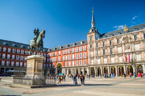 Scoprite l'emblematica Plaza Mayor di Madrid