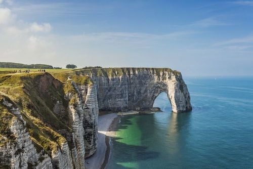 Idéales pour une escapade au cœur d’un littoral sauvage et préservé, ces 5 belles plages en Normandie sont à découvrir cet été !