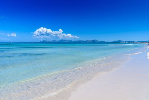 Oubliez les Caraïbes et les Maldives ! Cette plage de sable blanc aux eaux turquoise est à découvrir en Espagne
