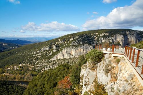 4 sites naturels aux couleurs d'automne à visiter en Ardèche (et avec moins de touristes qu'en été)