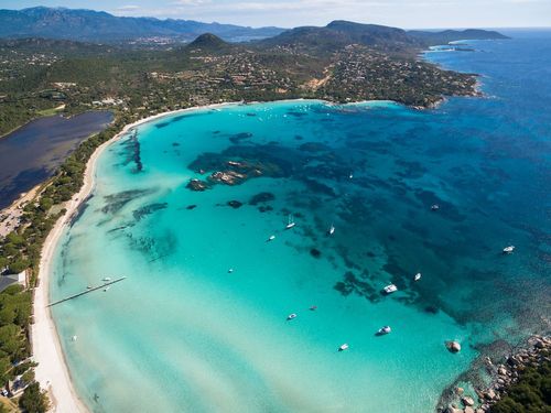 Sable blanc et eau turquoise... On se croirait dans les Caraïbes, mais ce paysage est bien en France !