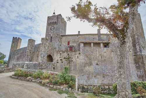 Surnommé “la petite Carcassonne du Gers”, ce village à moins de 2h de route de Toulouse n’a rien à envier à sa célèbre consœur