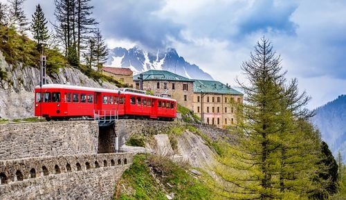 Alpes : 3 trains mythiques à prendre au moins une fois pour admirer des vues magnifiques (et uniques !) 
