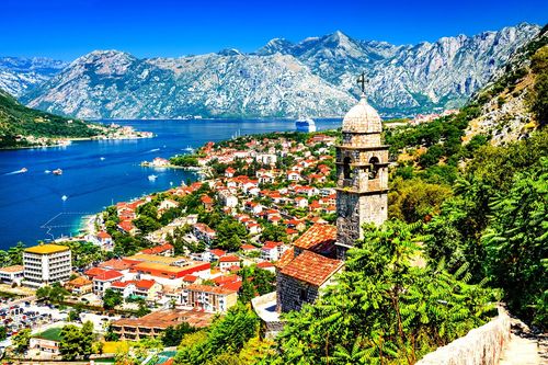 "On se croirait en Italie" : découvrez cette ville incontournable du Monténégro (et sa baie spectaculaire) pour en prendre plein les yeux cet été