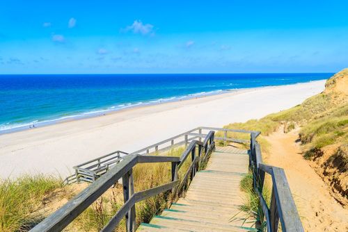 Toits de chaume, tranquillité et plage somptueuse, ce village européen va vous charmer