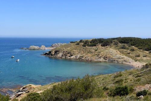 Entre petites criques et montagnes vertigineuses, ce village catalan est l’un des secrets les mieux gardés d’Espagne !