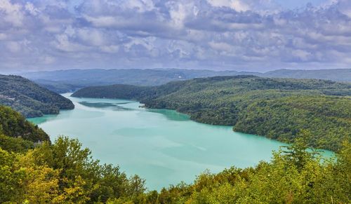 “On se croirait au Canada” et pourtant ce lac sublime se situe bien en France ! Voici où le trouver