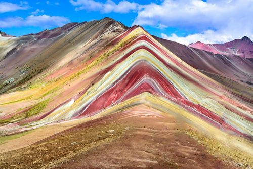 Oubliez l'Everest et découvrez ce sommet multicolore qui fascine les voyageurs en Amérique du Sud !