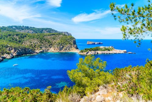 Cette île des Baléares est connue pour ses fêtes, mais ses plages paisibles et sauvages vont vous surprendre !