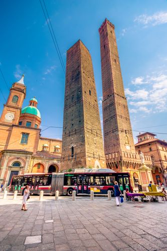 Torre degli Asinelli e Torre Garisenda: le due Torri medievali bolognesi