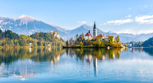 Il lago di Bled, uno dei laghi più belli del mondo, a pochi passi dall’Italia