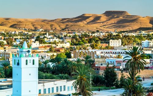 Au sud de la Tunisie, cette région et ses petits villages aux maisons troglodytes (ksour) sont idéals à découvrir au printemps !