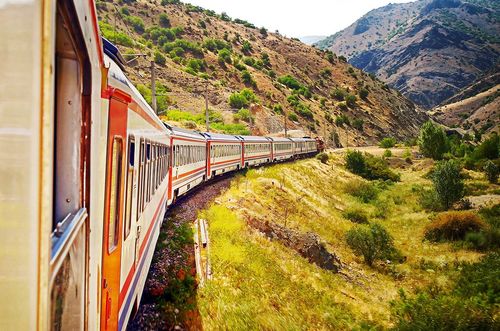 En Turquie, ce nouveau train touristique nous propulse dans un voyage dans le temps (vers des paysages incroyables et historiques) !