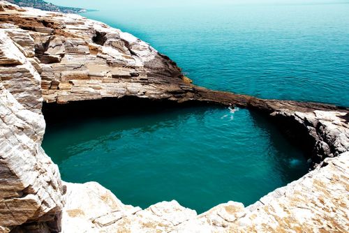 Cette piscine naturelle creusée dans la roche est l’un des plus beaux trésors cachés de Grèce !