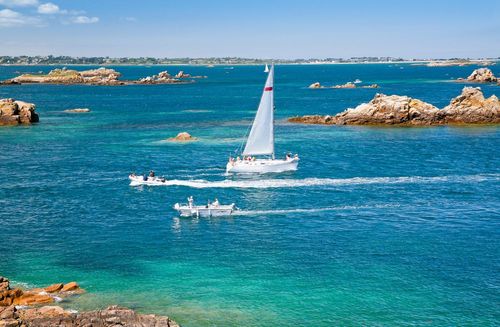 Envie de déconnexion sans quitter la France ? Voici cinq îles où s’évader entre plages sauvages, villages de charme et nature préservée