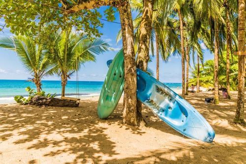 Avis aux amateurs de sports nautiques : 3 activités à tester pour voguer sur les eaux paradisiaques de Limón sur la côte Caraïbe du Costa Rica