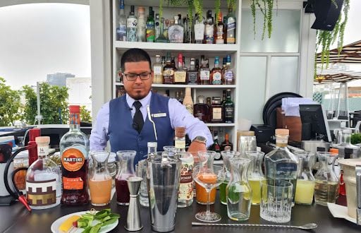 Le bartender Axel Romero pendant une démonstration de cocktail à l'Hôtel B à Lima, Pérou